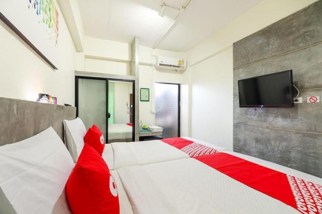 Oyo 412 7 Days Hotel Chiang Mai Exterior photo