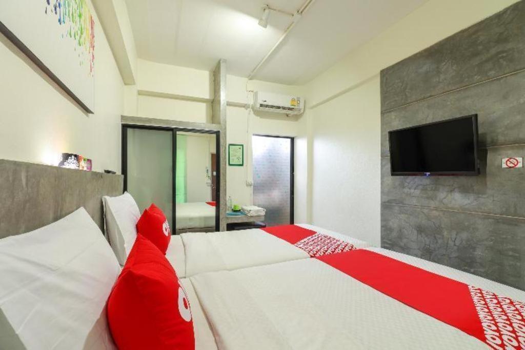 Oyo 412 7 Days Hotel Chiang Mai Exterior photo
