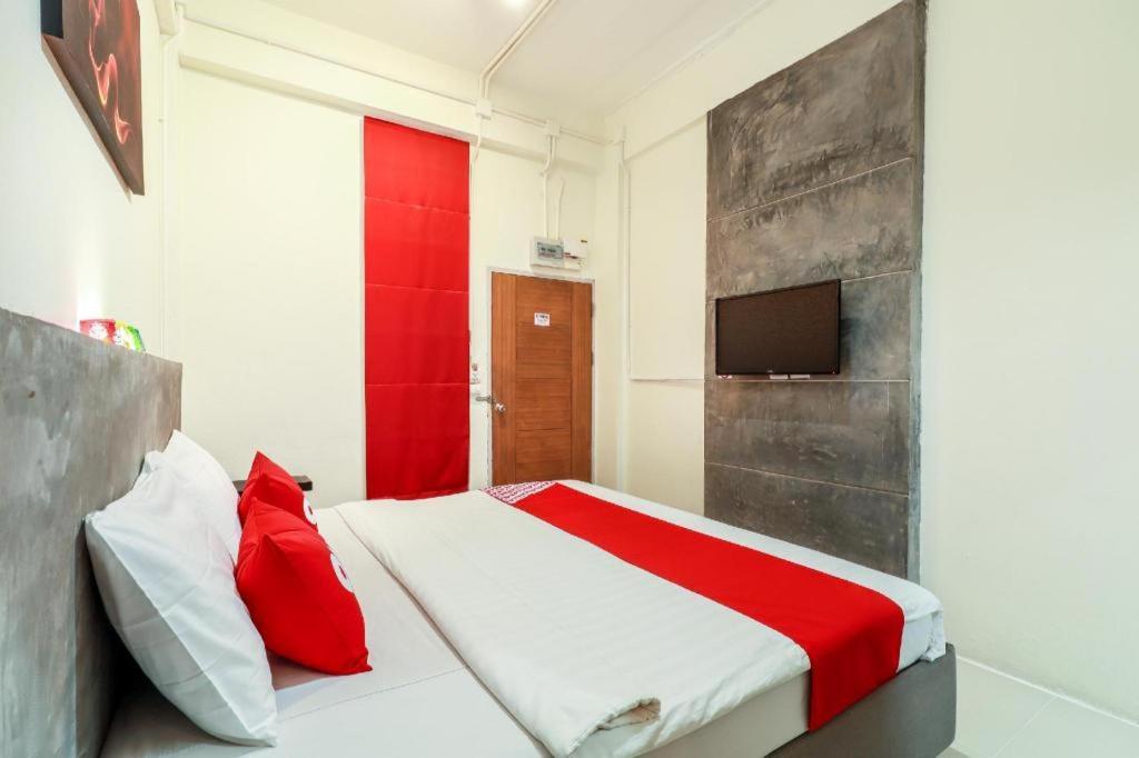 Oyo 412 7 Days Hotel Chiang Mai Exterior photo