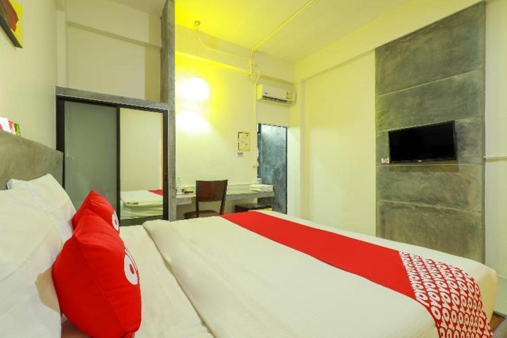 Oyo 412 7 Days Hotel Chiang Mai Exterior photo