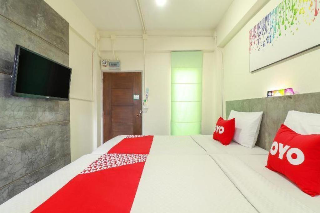 Oyo 412 7 Days Hotel Chiang Mai Exterior photo